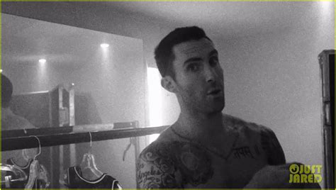 PHOTO: Adam Levine Goes Nude